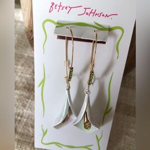 Betsey Johnson Gold Tone & Iridescent White Calla Lily Drop Earrings Crystal NWT